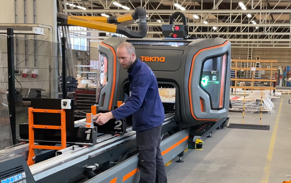 Harm met de snijmachine